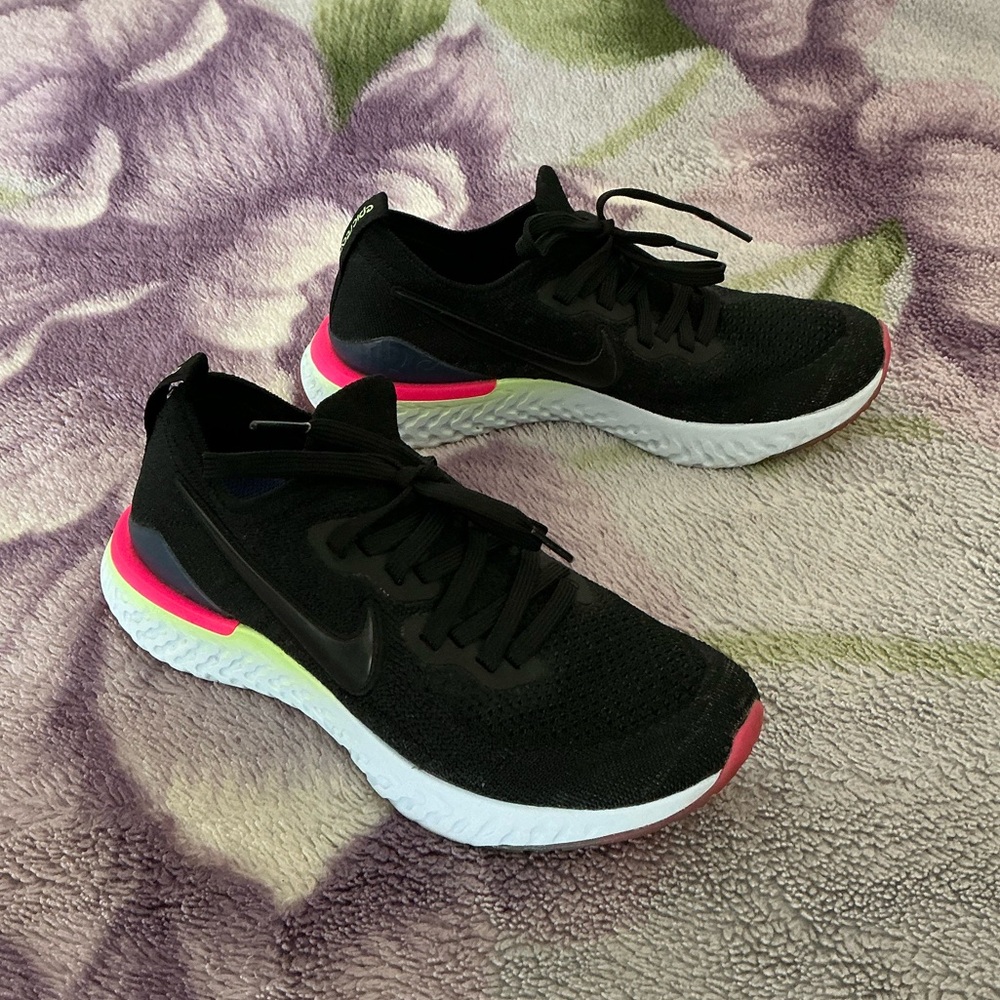Nike Epic React Flyknit 2 Women’s Athletic Shoes - Picture 4 of 14